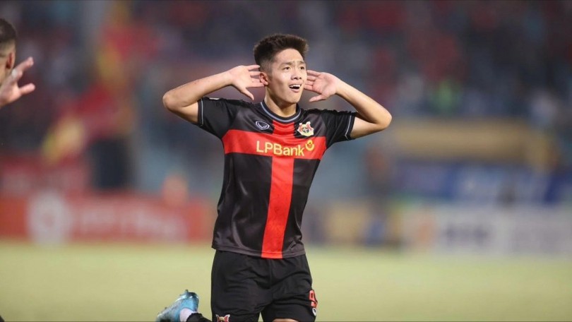 Quốc Việt giành giải bàn thắng đẹp nhất tháng 11 V.League
