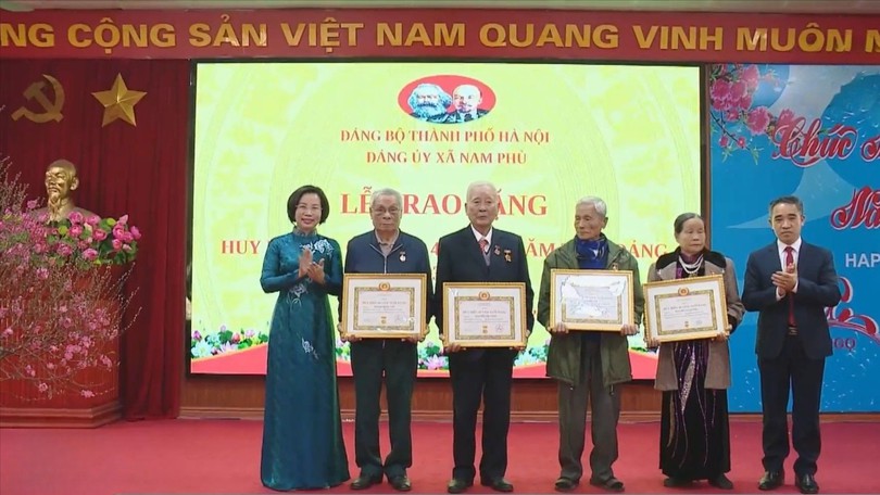 Trao Huy hiệu Đảng cho các đảng viên lão thành
