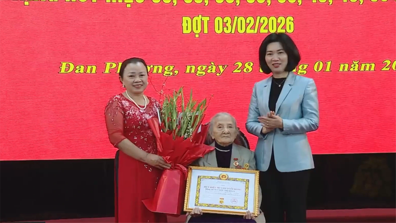 51 đảng viên xã Đan Phượng nhận Huy hiệu Đảng dịp 3/2