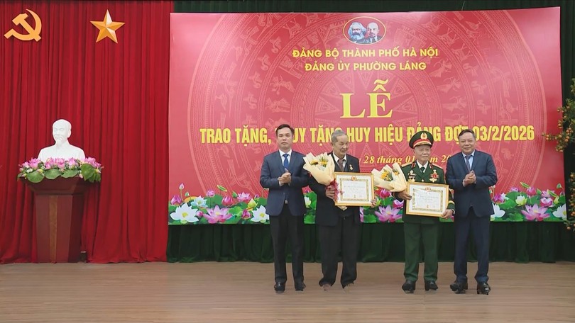 106 đảng viên của phường Láng nhận Huy hiệu Đảng