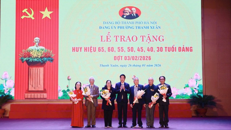 Phường Thanh Xuân trao Huy hiệu Đảng cho 150 đảng viên