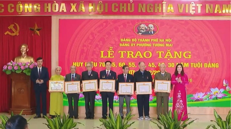 147 đảng viên phường Tương Mai nhận Huy hiệu Đảng