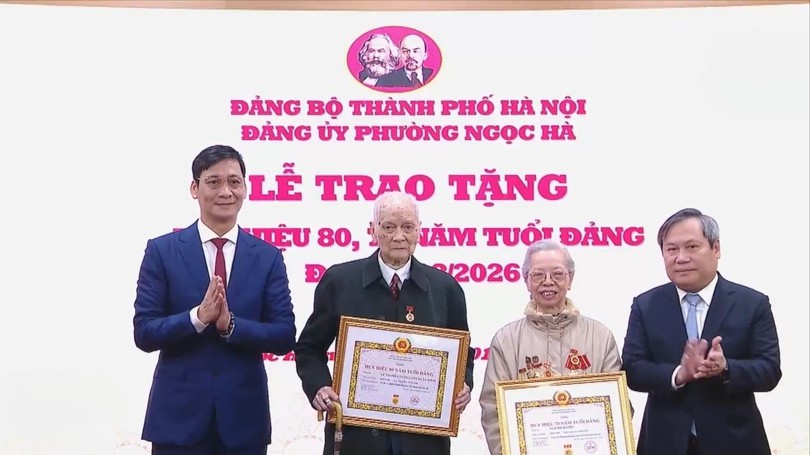 Hà Nội trao Huy hiệu Đảng, lan tỏa giá trị truyền thống cách mạng