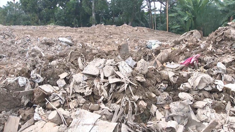 Đường dây đổ trộm chất thải xây dựng trên đất nông nghiệp