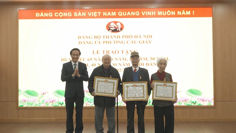 Phường Cầu Giấy trao Huy hiệu Đảng đợt 3/2