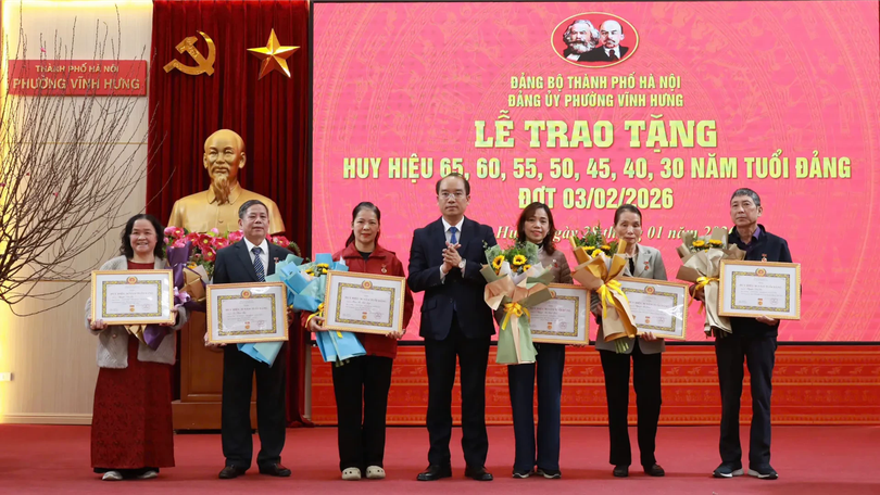 58 Đảng viên phường Vĩnh Hưng nhận Huy hiệu Đảng đợt 3/2