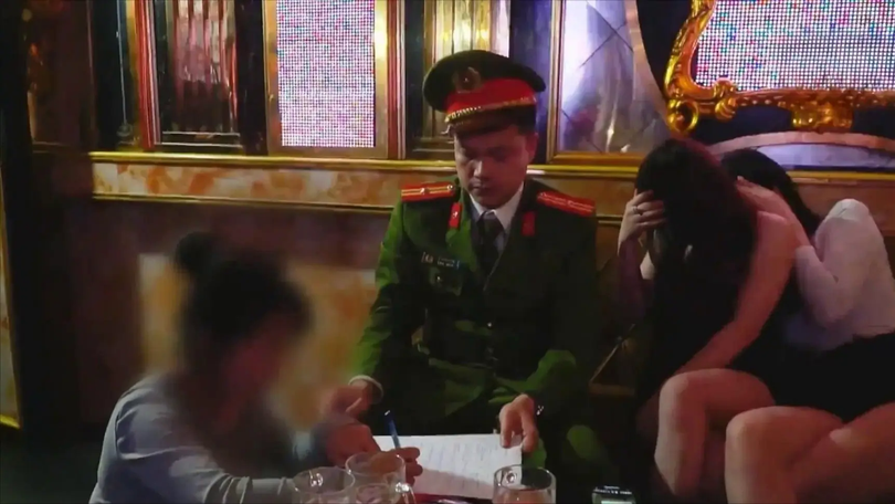 Karaoke trá hình và cái giá thu nhập cao với thiếu nữ trẻ