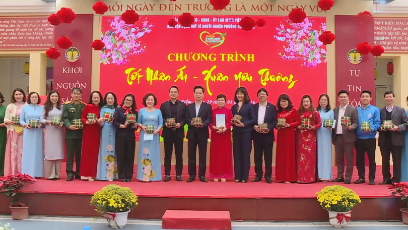 Phường Hoàn Kiếm trao tặng 564 suất quà Tết cho hộ có hoàn cảnh khó khăn
