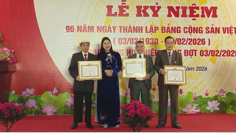 68 đảng viên phường Đại Mỗ nhận Huy hiệu Đảng đợt 3/2