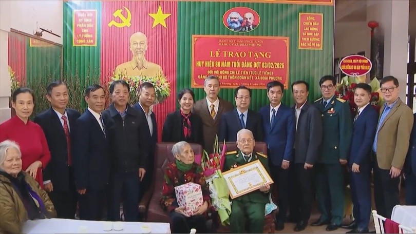 Lãnh đạo Thành phố trao tặng Huy hiệu Đảng