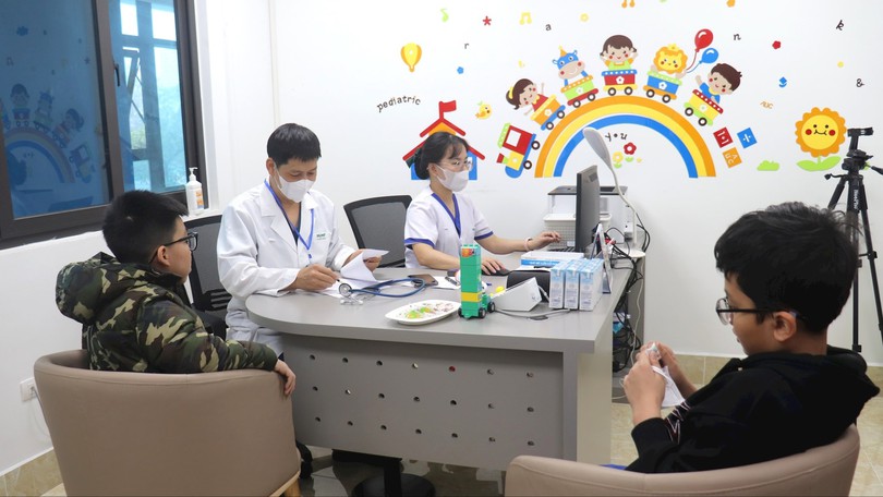 Gần 1.000 học sinh phường Hoàng Liệt được khám bệnh miễn phí