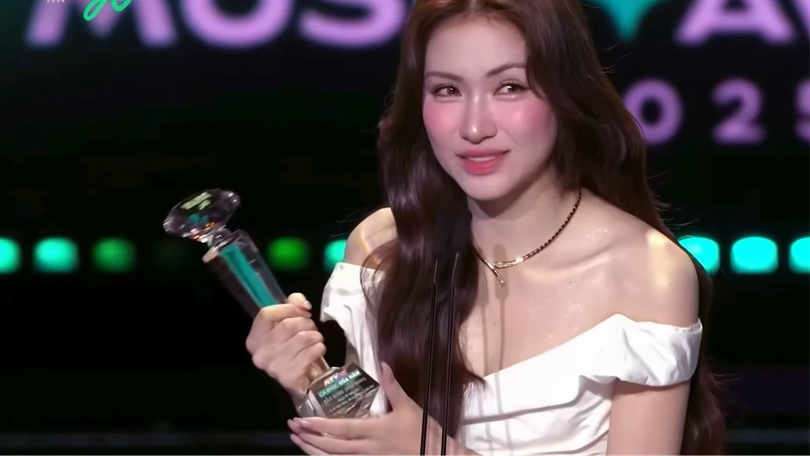 Hòa Minzy thắng 7 giải thưởng tại Làn Sóng Xanh 2025