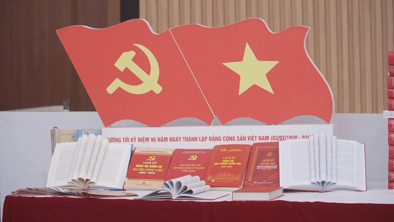 Không gian trưng bày 'Dưới cờ Đảng quang vinh'