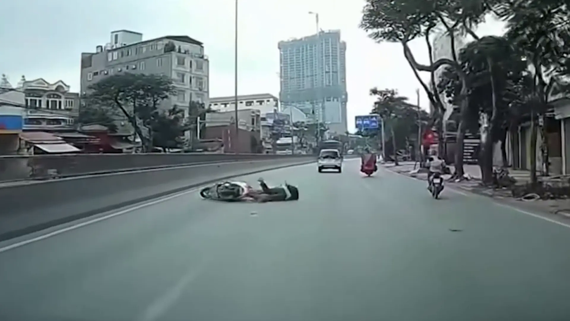 Xe máy ngã sang làn ô tô sau va chạm nhẹ