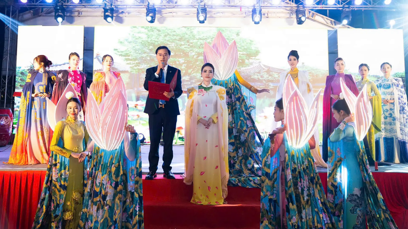 NTK Thoa Trần đạt Kỷ lục Việt Nam với BST ‘Ngũ Liên Hương’