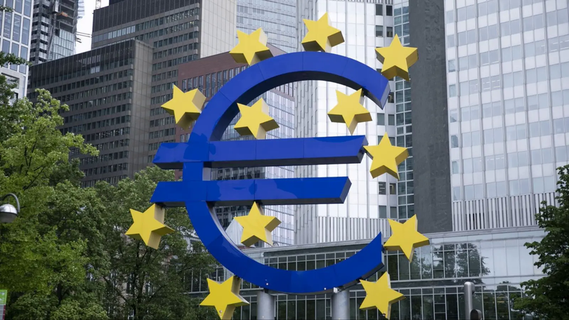 Lạm phát Eurozone chạm mục tiêu 2%