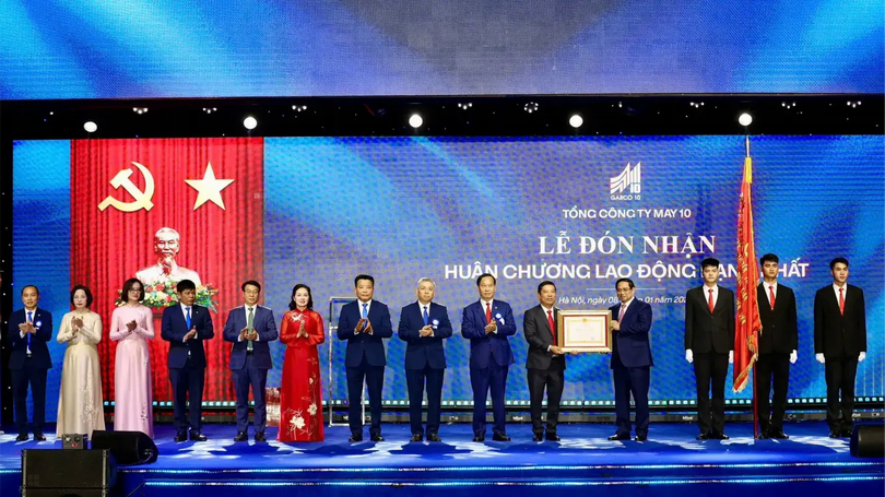 Công ty May 10 đón nhận Huân chương Lao động hạng Nhất