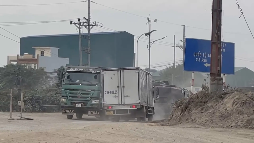 Phương tiện quá tải 'băm nát' tuyến đê