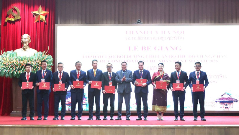 Thành uỷ Hà Nội bế giảng lớp đào tạo, bồi dưỡng cán bộ của Thủ đô Viêng Chăn (Lào)