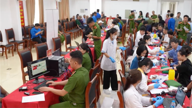 Công an thành phố Hà Nội lấy mẫu ADN thân nhân liệt sĩ đợt 2
