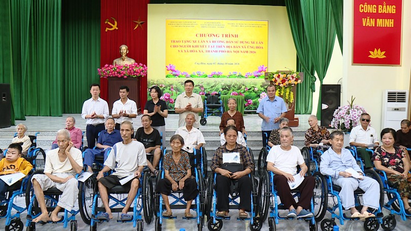 Hà Nội trao tặng 40 xe lăn cho người khuyết tật