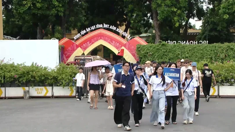 Thí sinh IOAA 2026 khám phá văn hóa Hà Nội
