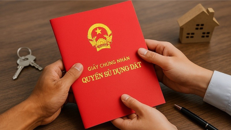 Dùng sổ đỏ giả giao dịch nhà đất, có thể bị phạt tù