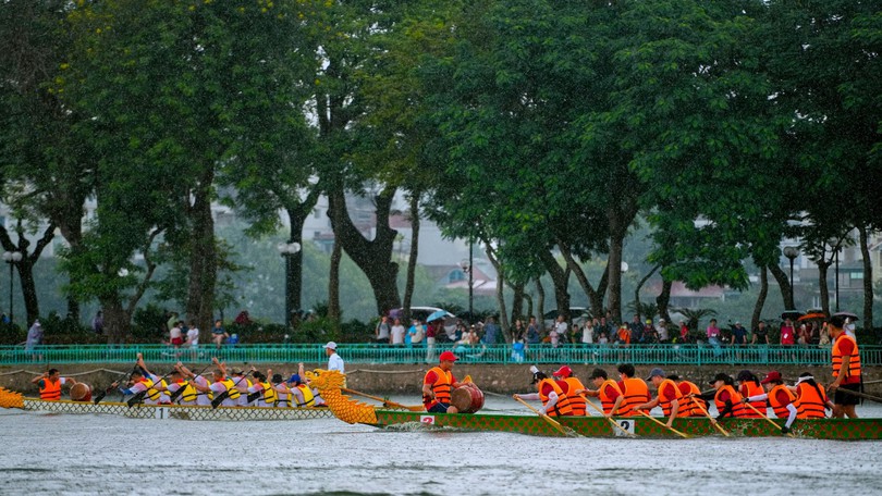 Tưng bừng Giải Bơi chải Thuyền rồng và Ván SUP Hà Nội mở rộng 2026