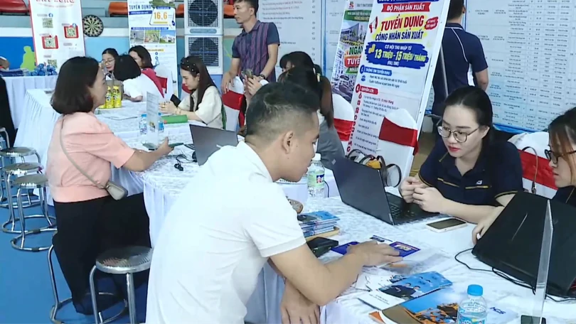 Sôi động phiên giao dịch việc làm những tháng cuối năm