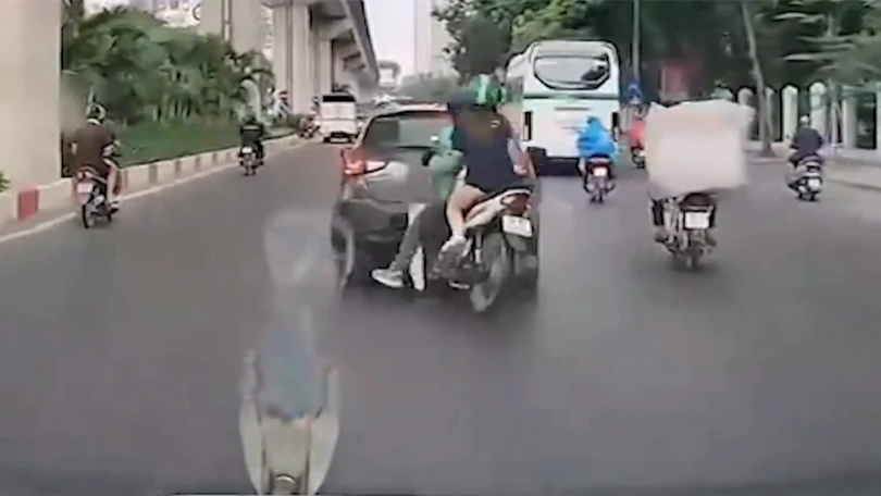 Vội vàng qua đường, tài xế và hành khách ngã ra đường