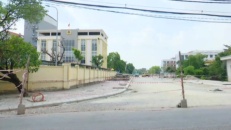 Ngổn ngang dự án chậm tiến độ trước cổng trường học