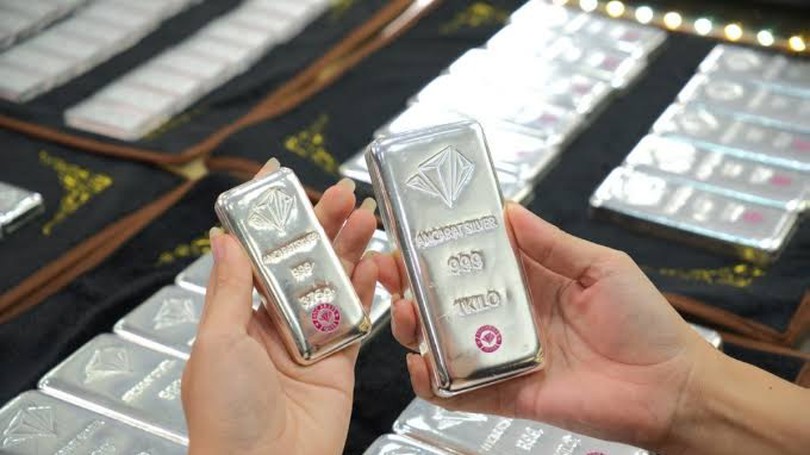 Giá bạc sụt giảm mạnh