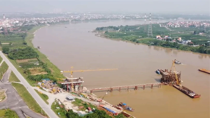 Các trụ chính cầu Mễ Sở đã vươn khỏi mặt nước