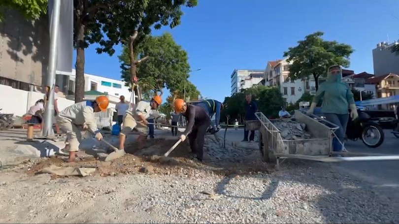 Xén hè đường tại ngã tư Xuân La - Võ Chí Công