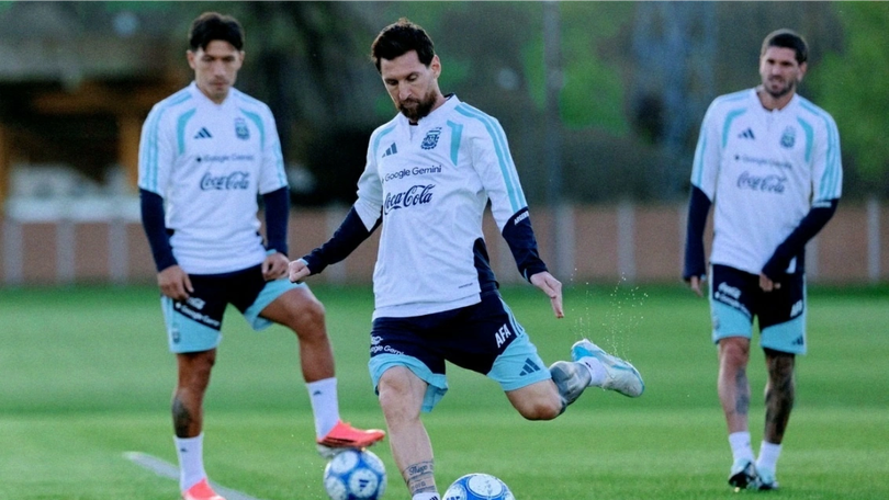 Messi trở lại tập luyện trước trận đấu cuối cùng cho Argentina