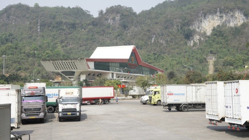Gỡ vướng cho hàng trăm xe nông sản bị ùn tại cửa khẩu