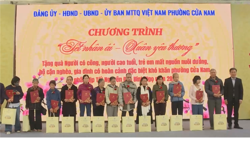 Tết nhân ái đến với gia đình khó khăn phường Cửa Nam