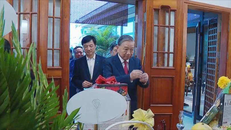 Tổng Bí thư Tô Lâm thắp hương tưởng niệm các đồng chí lãnh đạo Đảng, Nhà nước