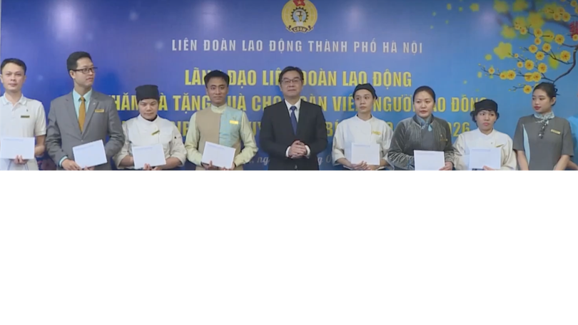 LĐLĐ Thành phố trao quà Tết tới người lao động