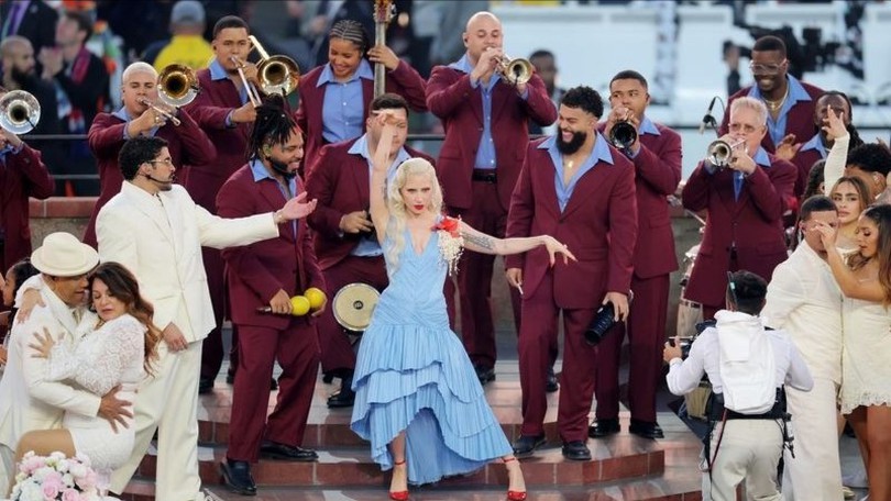 Lady Gaga xuất hiện bất ngờ tại Super Bowl Halftime Show 2026