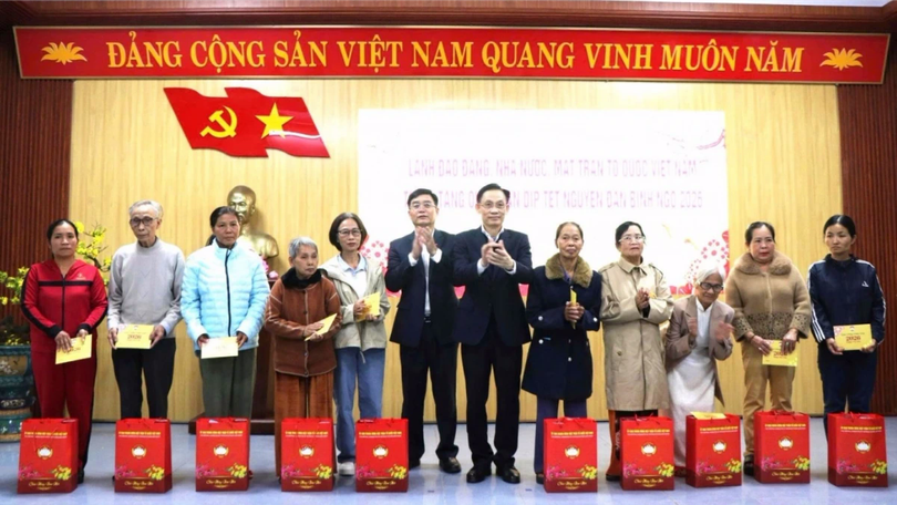 Bộ trưởng Bộ Ngoại giao tặng quà tết cho hộ khó khăn tại Huế