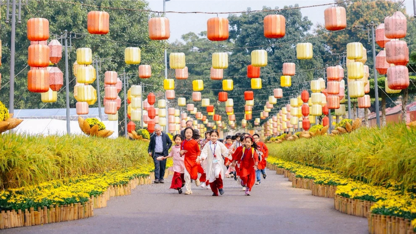 Đường hoa Tết trong không gian Hoàng thành Thăng Long