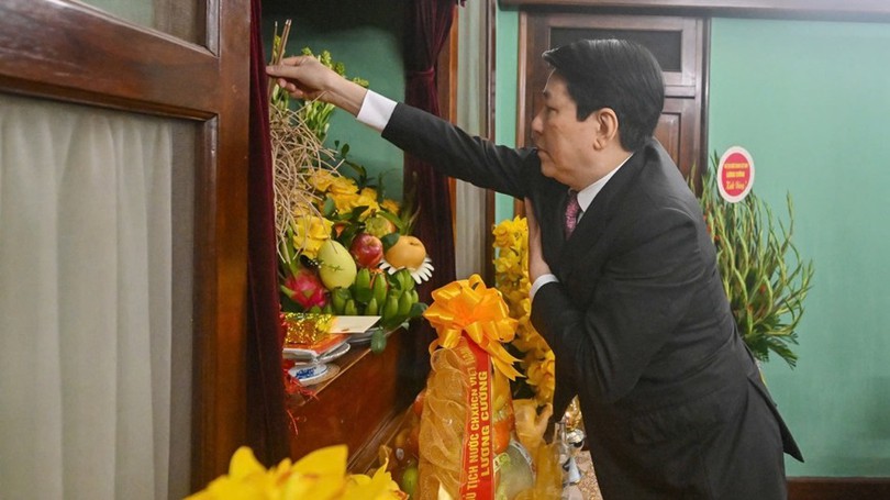 Chủ tịch nước dâng hương tưởng niệm Chủ tịch Hồ Chí Minh tại Nhà 67