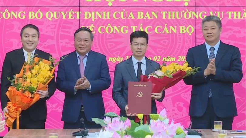 Lãnh đạo thành phố trao quyết định công tác cán bộ