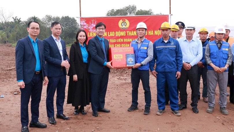 Động viên công nhân làm việc xuyên Tết tại công trình trọng điểm