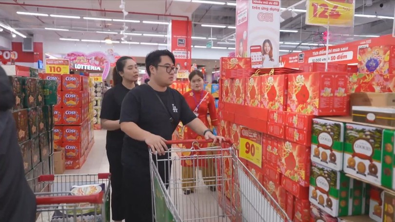Nguồn hàng dồi dào, siêu thị Tết hút khách cuối năm