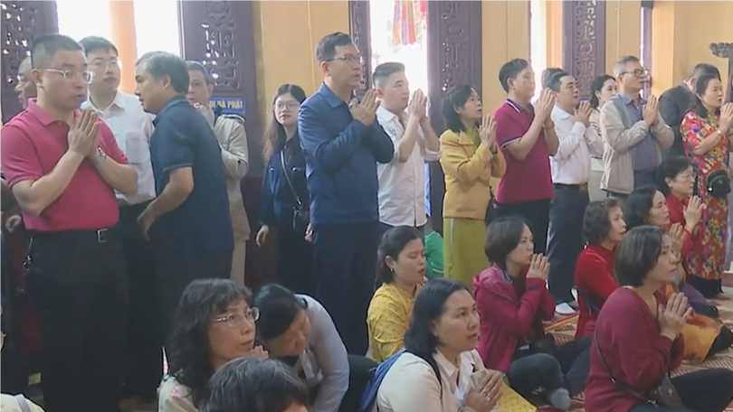 Nét đẹp văn hóa đi lễ sáng mùng 1 Tết