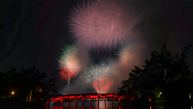 Hà Nội rực sáng trong đêm pháo hoa
