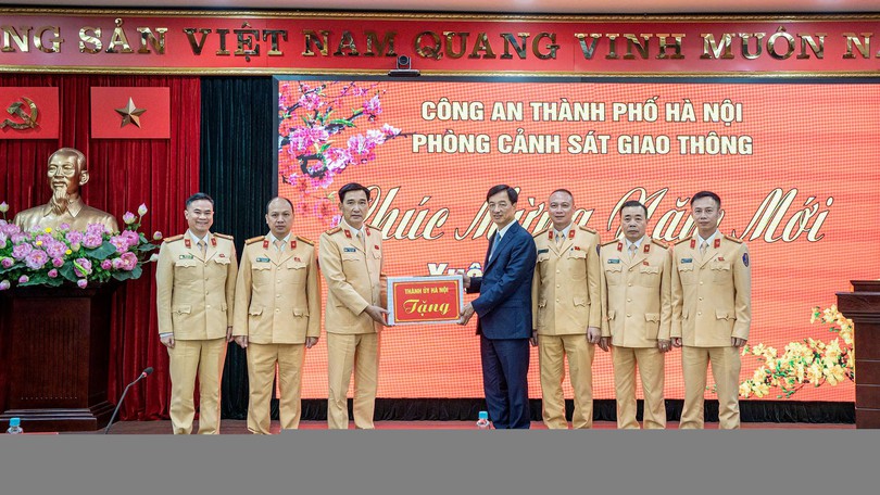 Bí thư Thành ủy Nguyễn Duy Ngọc thăm, động viên cán bộ chiến sĩ CSGT