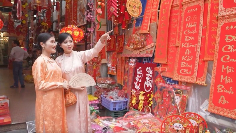 Người dân đi du xuân tại các di tích của Thủ đô